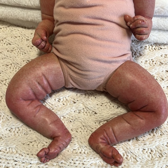 Beautiful reborn doll. Feels so realistic. Soft hair and articulated head/limbs. - Picture 7 of 16